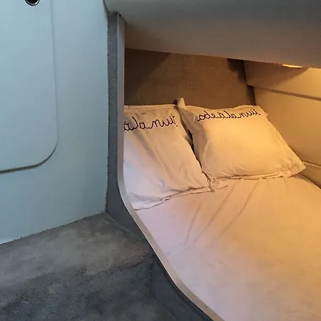Boat Sunseeker Botel
